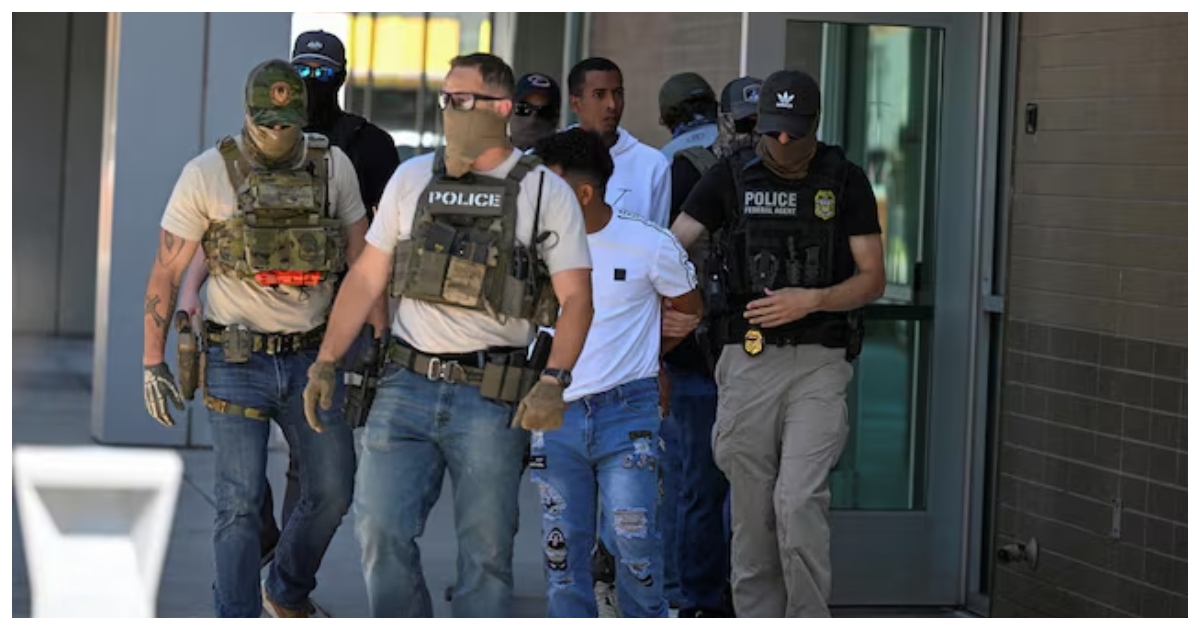 আইস দ্বারা এক অভিবাসী গ্রেপ্তারের চিত্র। ছবি: রয়টার্স